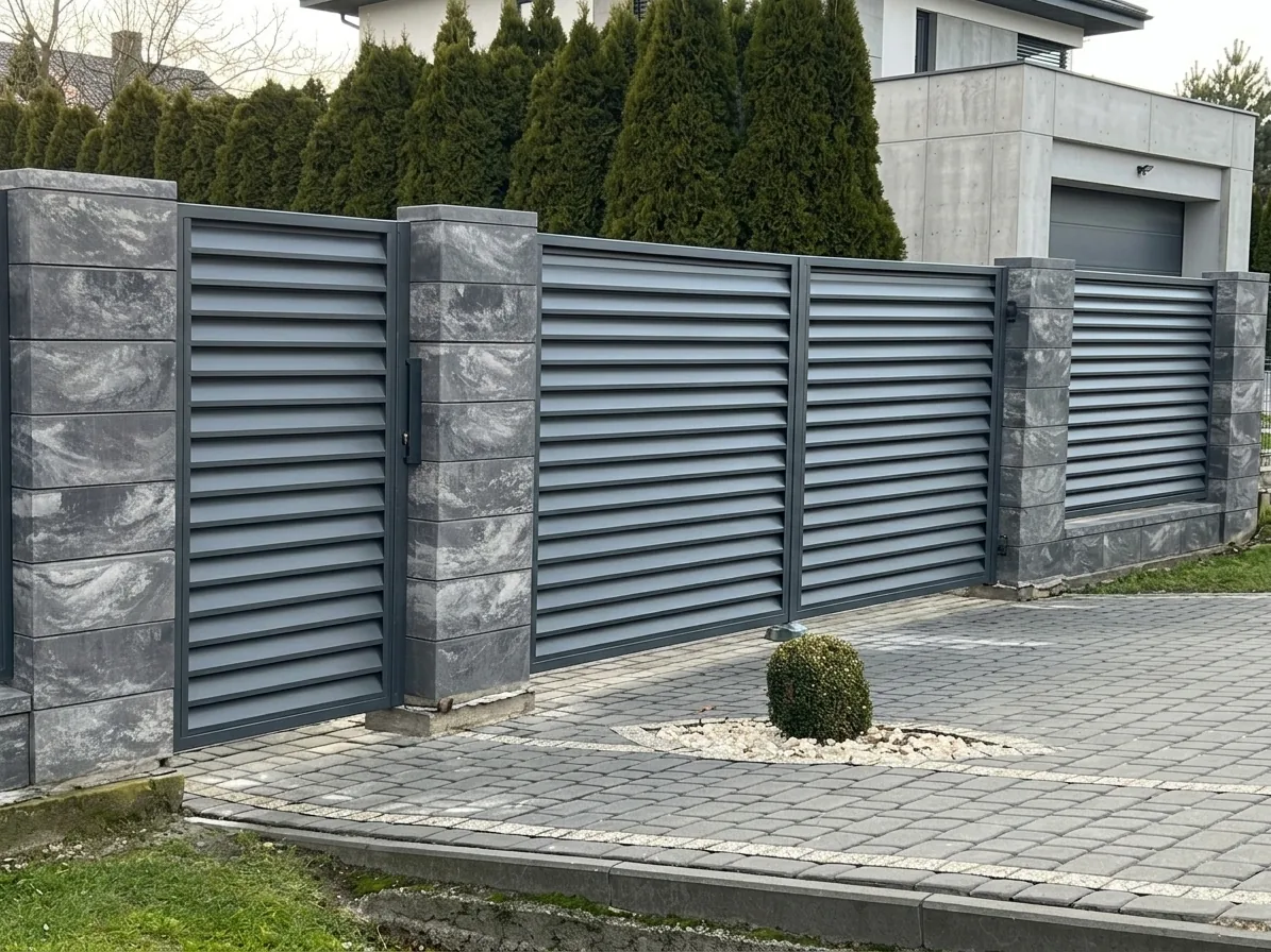Nowoczesne ogrodzenie żaluzjowe ze słupami kamiennymi